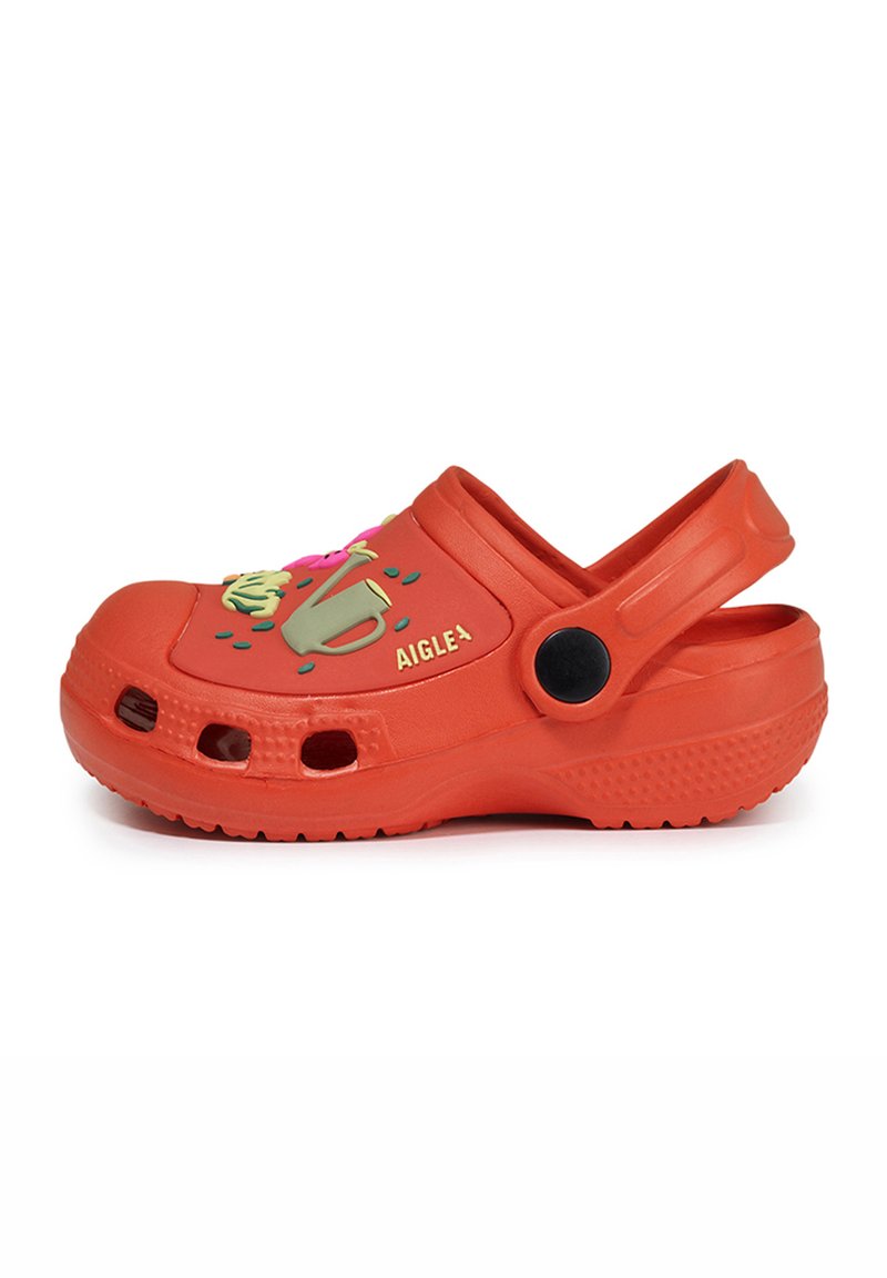 Rote Gummi-Clogs mit Belüftungsöffnungen, einer strukturierten Sohle und einem hinteren Riemen. Enthält verspielte Grafiken auf der Oberseite.