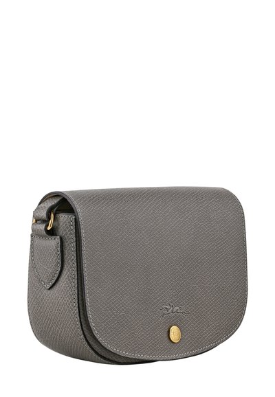 Graue Leder-Umhängetasche mit strukturiertem Finish, abgerundetem Klappenverschluss, goldenen Hardware-Elementen und einem kleinen eingeprägten Logo auf der Vorderseite.