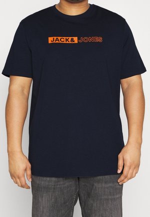 Granatowa bawełniana koszulka z krótkim rękawem i okrągłym dekoltem. Jasnopomarańczowe logo "JACK & JONES" na piersi, jednolity wzór.