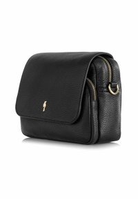 Czarna skórzana torebka crossbody o fakturowanym wykończeniu, z klapką, dwiema kieszeniami na zamek oraz złotym logo na froncie.