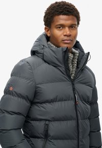 Superdry & Co HOODED SPORTS PUFFER  - Chaqueta de invierno - ebony