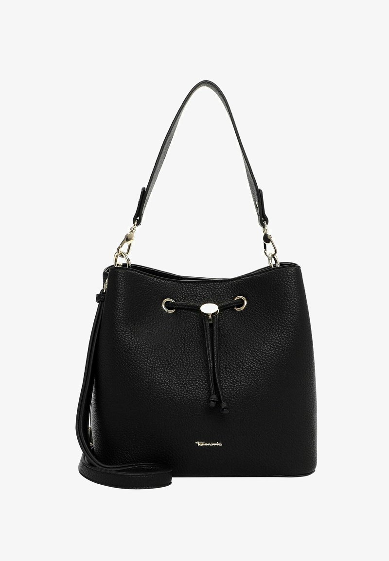 Bolso de cubo de cuero negro con un acabado texturizado, cierre de cordón y acentos metálicos. Cuenta con una correa de hombro desmontable.