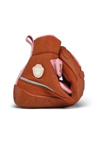Bruine suède schoen met een roze band en accenten, voorzien van een rond logo en een gestructureerde zool. Kenmerkend hoog ontwerp met een trekplaat.