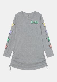 Szara koszulka z długim rękawem i okrągłym dekoltem, z nadrukiem "ALL STAR" oraz wielokolorowymi gwiazdkami wzdłuż rękawów. Dół ze sznurkiem do regulacji.