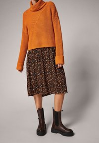 comma casual identity Trui - orange