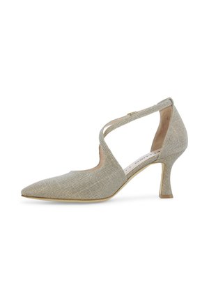 Scarpa da donna beige in tessuto con tacco alto, punta a punta, cinturino curvo che attraversa il piede e chiusura con fibbia alla caviglia.