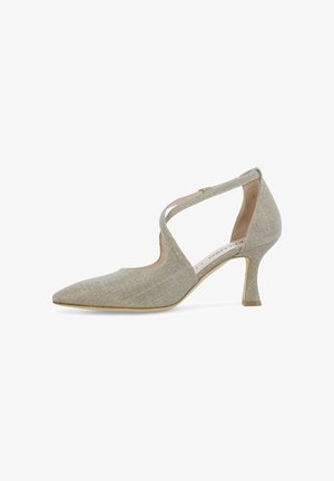 Scarpa da donna beige in tessuto con tacco alto, punta a punta, cinturino curvo che attraversa il piede e chiusura con fibbia alla caviglia.