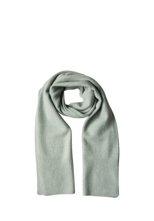 Écharpe en laine gris clair avec des extrémités côtelées, délicatement pliée avec une boucle au centre, sur fond blanc.