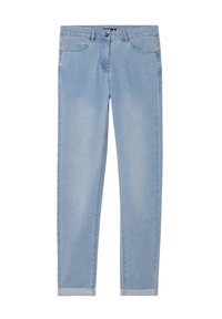 Jeans en denim bleu clair présentant un design classique à cinq poches, des détails de couture subtils et une coupe droite avec des ourlets.
