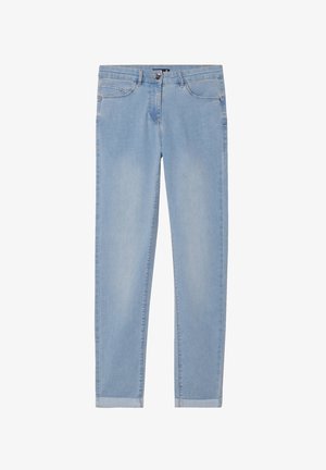 Jeans en denim bleu clair présentant un design classique à cinq poches, des détails de couture subtils et une coupe droite avec des ourlets.