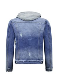 Denim jack met een lichtblauwe wassing, met een grijze hoodie. Versleten details en een rafelige zoom; knoopmanchetten. Achteraanzicht.