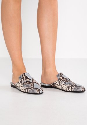 Slip-on sko i slidserprints med en blanding af beige, grå og sorte mønstre, med blå accenter og naglede detaljer på hælen.