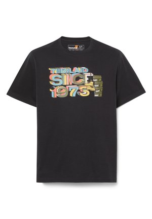 Czarny t-shirt Timberland z kolorowym napisem "TIMBERLAND SINCE 1973", żółtym butem i grafiką ułożonych pudełek na buty z przodu.