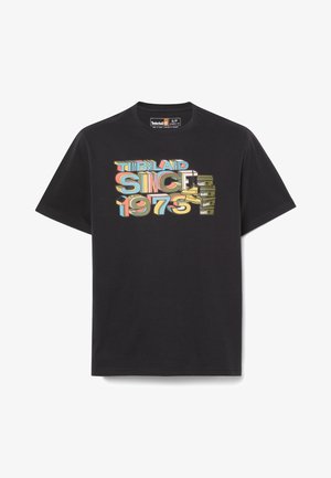 Czarny t-shirt Timberland z kolorowym napisem "TIMBERLAND SINCE 1973", żółtym butem i grafiką ułożonych pudełek na buty z przodu.