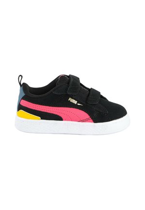 Basket Puma noire pour enfants avec bande rose, accent jaune, languette de talon bleue, semelle blanche et deux bandes Velcro.