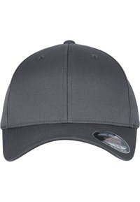 Casquette de baseball grise avec une visière courbée, fabriquée en tissu lisse, présentant un design ajusté et un petit logo sur le côté.