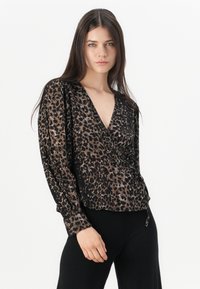 Bluzica s uzorkom leoparda od svilenog materijala, s dubokim V-izrezom, dugim rukavima i suptilnim naborima na struku.