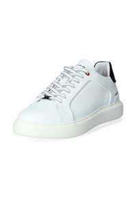 Sneaker bianca con tomaia in pelle liscia, accenti in rete sui lati, lacci grigi e un tallone nero a contrasto. Sola in gomma bianca spessa.