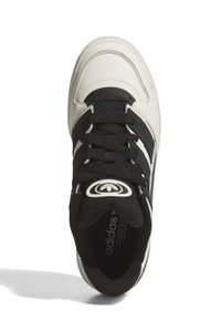 Sneaker alta con tomaia in pelle color crema, linguetta in mesh nera e lacci neri. Presenta strisce nere e un logo circolare sulla linguetta.