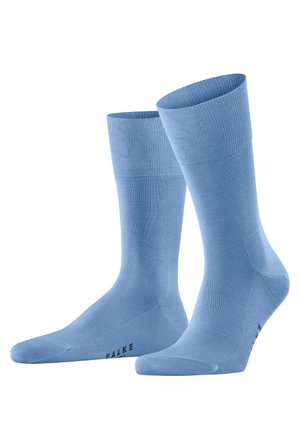 Chaussettes bleu clair en tissu lisse, avec un bord côtelé, un orteil sans couture et un logo imprimé sur la semelle.