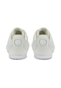 Baskets en cuir blanc avec une finition lisse. Elles présentent un talon renforcé, des rayures bleues discrètes et un logo rond à l'arrière.