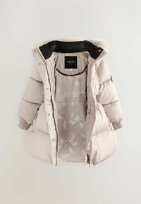 Cazadora acolchada rosa claro con capucha adornada con piel sintética, puños elásticos y un interior decorado con un patrón de lazos. Acentos en oro rosado en toda la prenda.