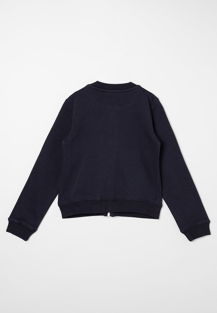 Felpa blu navy con maniche lunghe, scollo rotondo e polsini a coste. Tessuto morbido, lunghezza cropped e piccolo dettaglio con zip sul retro.