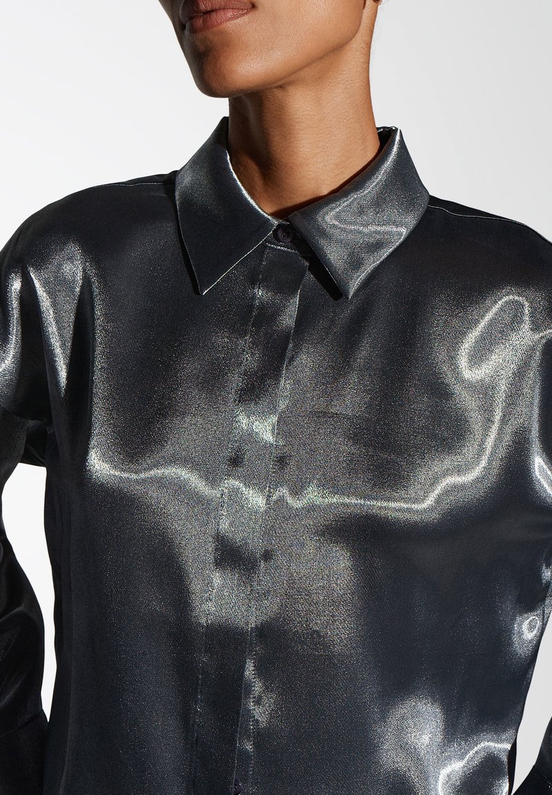 Chemisier Monsoon Gris Argenté Foncé – Taille M, Manches Longues, Matière Chiffon – Neuf Sans étiquettes