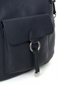 Borsa a spalla in pelle blu navy con tasca anteriore a patta, anello in metallo argentato e finitura testurizzata. Presenta una chiusura magnetica e cuciture resistenti.