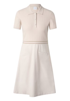 Kort crèmekleurig jurkje met geribde polokraag, drie knopen, korte mouwen, twee voorzakken en een dunne horizontale streep ter hoogte van de taille.