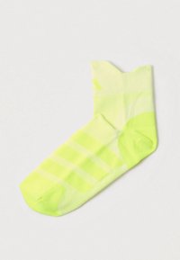 Calcetín tobillo de neón amarillo con un patrón texturizado, que presenta rayas diagonales y un puño acanalado para un ajuste y comodidad mejorados.