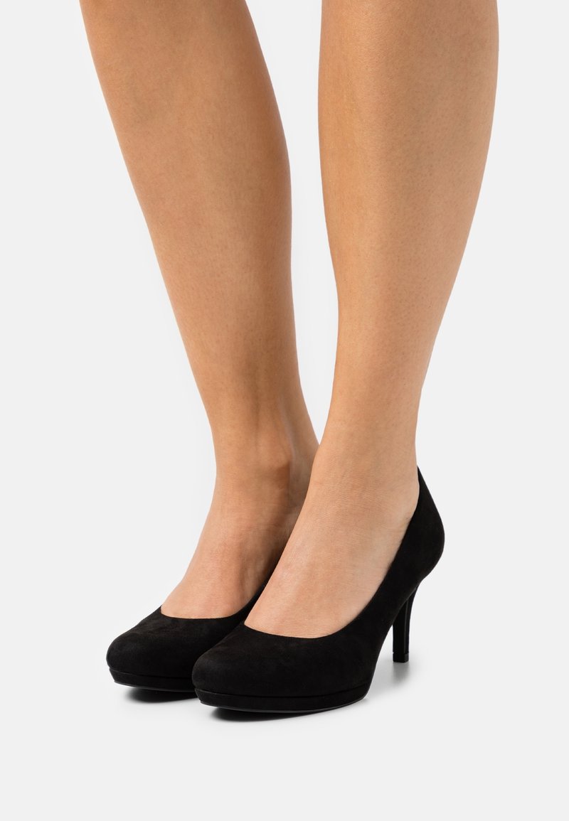 Svarta mocka högklackade pumpar med rund tå och smal stilettklack, med en slät yta och en elegant silhuett.