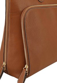 Bruine leren handtas met een gestructureerde afwerking, dubbele gouden ritsen en contrasterende stiksels. Inclusief verstelbare schouderriemen en een zak.
