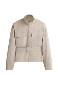 Veste matelassée beige avec fermeture éclair à l'avant, deux poches poitrine à rabat, col montant, manches longues et ceinture assortie à la taille.