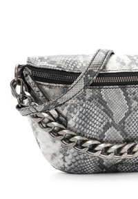 Kabelka se vzorem hada ze stříbrné a šedé kůže, s uzavíráním na zip, nastavitelným popruhem a kovovými řetízkovými doplňky. Texturovaný povrch.