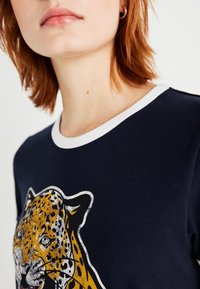 Noisy May NMKATINKA COLLEGE TEE - Μπλουζάκι με στάμπα - navy blazer