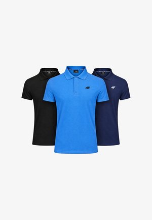 Trzy męskie koszulki polo w kolorach czarnym, niebieskim i granatowym, każda z kołnierzykiem, krótkim rękawem i logo 4F na piersi.