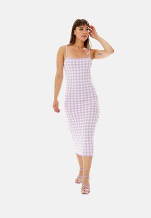 Fitted midi dress in lilac and white checkered pattern, made of stretchy fabric, featuring thin straps and a straight neckline.