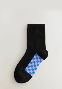 Schwarze Baumwollsocke mit einem karierten Akzent in helllila und blau an der Seite, mit einem gerippten Bündchen und einer Spitze.