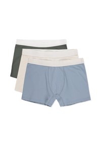 Trzy pary bokserków w kolorach niebieskim, beżowym i oliwkowym, z miękkim elastycznym paskiem w talii oraz gładką strukturą. Każda para ma dopasowaną kieszonkę.