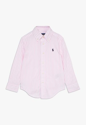 Różowa koszula na guziki w pionowe białe paski z długim rękawem, kołnierzykiem zapinanym na guziki oraz małym haftowanym granatowym logo na piersi.