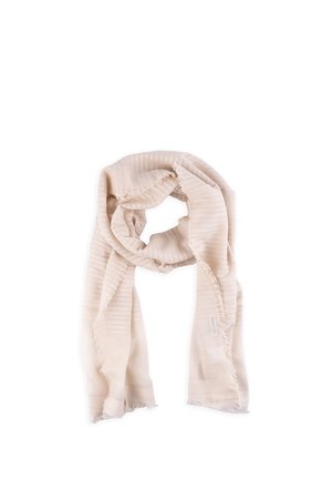 Jasno beżowy szalik z delikatnymi poziomymi paskami i frędzlami na brzegach, luźno owinięty na białym tle.
