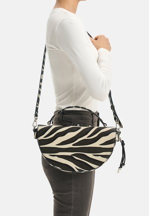 Schwarz-weiß gestreifte Zebra-Muster-Handtasche mit halbkreisförmiger Form, abnehmbarem gestreiftem Riemen und texturiertem, pelzähnlichem Material.