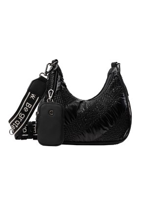 Czarna torba na ramię z teksturowanymi i błyszczącymi przekątnymi paskami, odpinaną saszetką z przodu oraz szerokim paskiem z białym napisem.