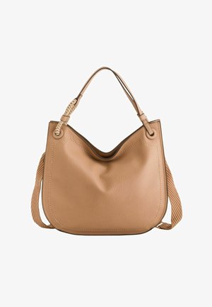 Bolso de cuero color coñac con borde superior curvado, detalle de bucle trenzado en una correa y correa adicional ajustable de tejido entrelazado.