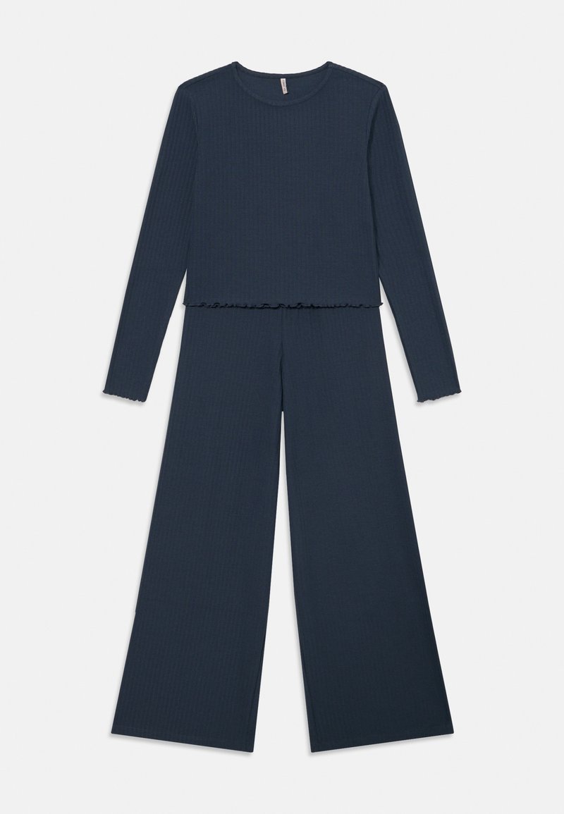 Granatowy, prążkowany, dzianinowy crop top z długim rękawem i wykończeniem w stylu sałatkowym, zestawiony z dopasowanymi spodniami o wysokim stanie i szerokich nogawkach.