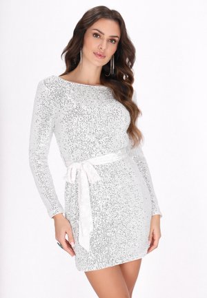 Rochie mini din paiete argintii, cu mâneci lungi, decolteu rotund și curea de satin la talie. Prezintă o suprafață texturată și o siluetă ajustată.