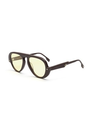 Zonnebril met een donkerbruin kunststof montuur, ovale glazen en gele tint. Gestreept patroon op de poot met een kleine metalen accent.