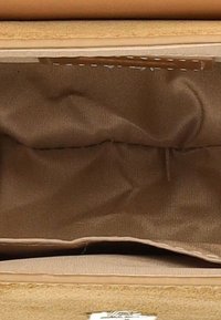 Wnętrze małej beżowej torebki z gładkim brązowym podszyciem, charakteryzującej się prostym kształtem i minimalistycznym designem. Brak widocznych przegród.