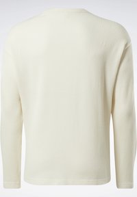 Kremowy, prążkowany sweter z długim rękawem, pokazany od tyłu, z okrągłym dekoltem i prostym wykończeniem.